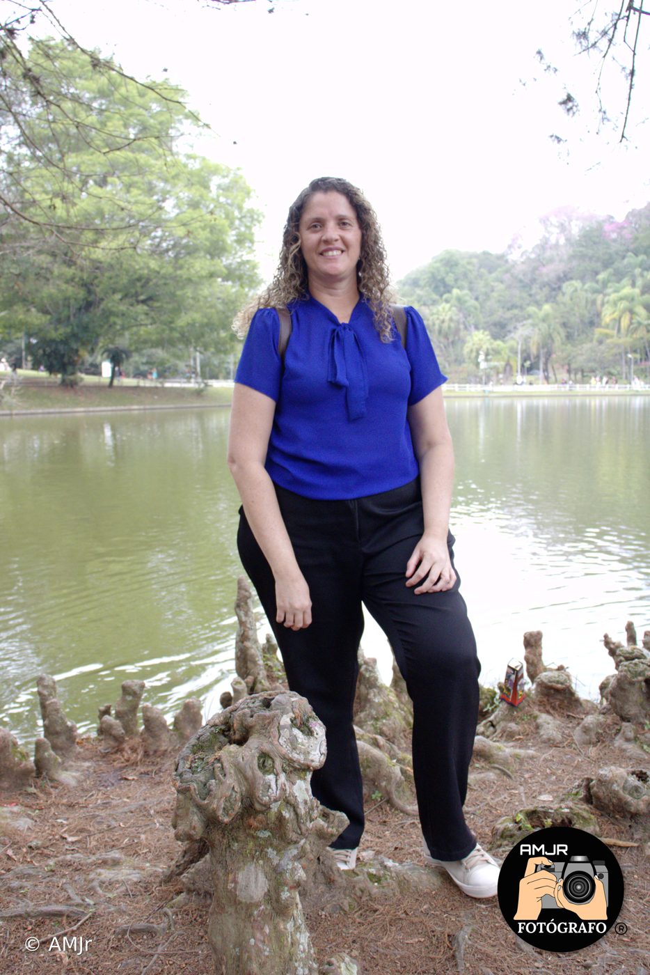 Mulher posando à beira do lago do Horto Florestal
