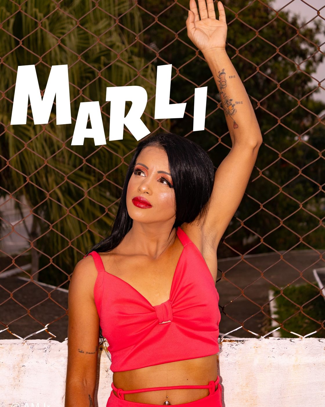 Modelo Marli com conjunto coral e título em arte