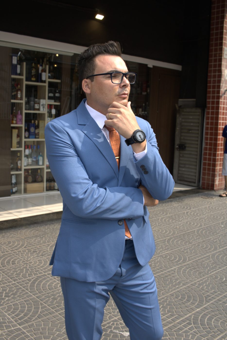 Modelo de terno azul-claro em frente à loja