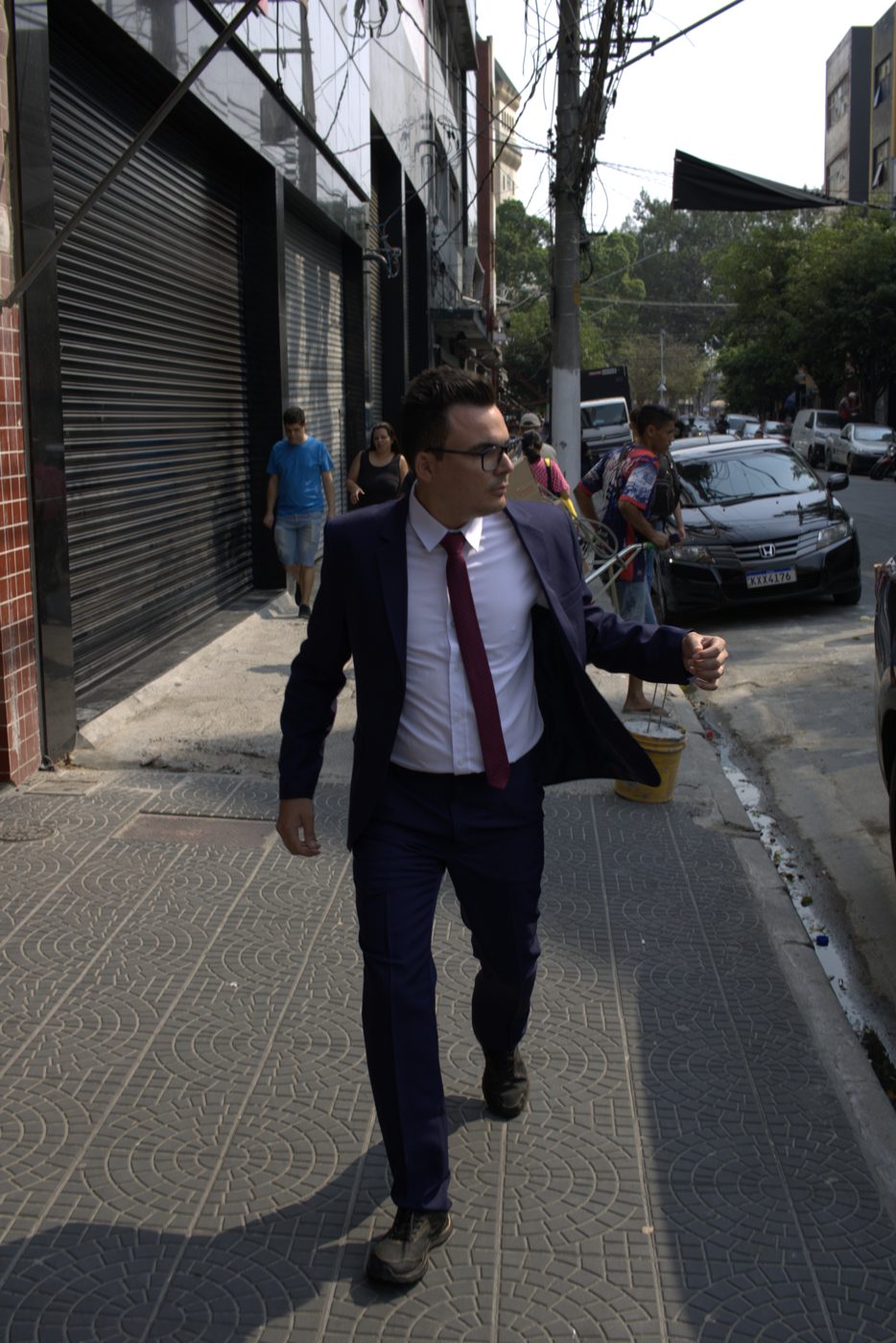Modelo de terno caminhando na rua